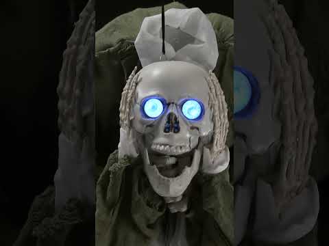 Scheletro con Teschio in Mano Horror con Luce Suono e Movimento Animatronica Decorazione da appendere alto 1,45m